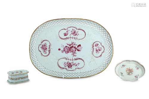 THREE PIECES OF CHINESE FAMILLE ROSE PORCELAIN.