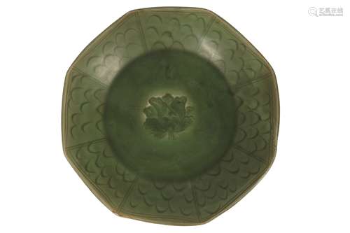 A CHINESE LONGQUAN CELADON OCTAGONAL DISH.