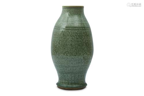 A CHINESE CELADON CRACKLE-GLAZED VASE.