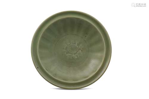 A CHINESE LONGQUAN CELADON CHARGER.