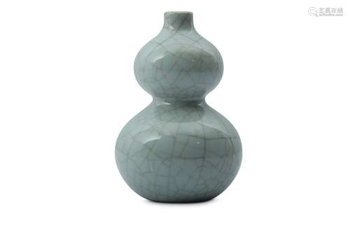 A CHINESE CRACKLE-GLAZE DOUBLE GOURD VASE.