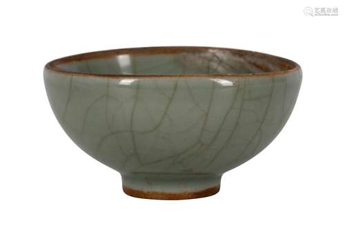 A CHINESE LONGQUAN CELADON CRACKLE-GLAZED CUP.