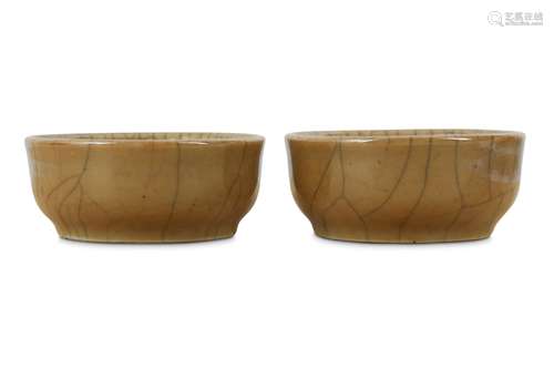 A PAIR OF CHINESE CRACKLE-GLAZED BOWLS.