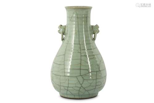 A CHINESE CRACKLE-GLAZE VASE.