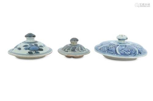 THREE CHINESE BLUE AND WHITE PORCELAIN COVERS.