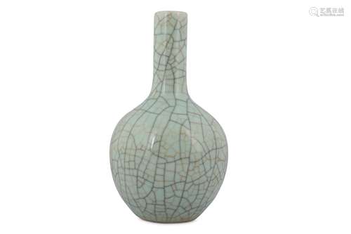 A CHINESE CRACKLE-GLAZED BOTTLE VASE.