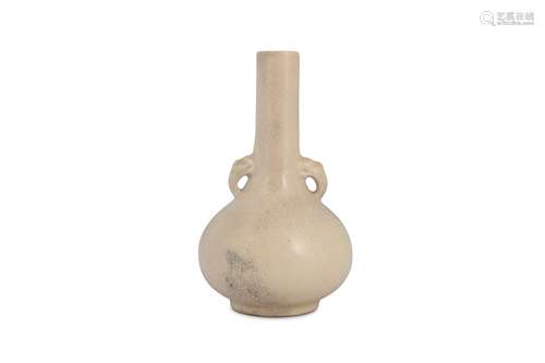 A SMALL CHINESE WHITE CRACKLE-GLAZED BOTTLE VASE.