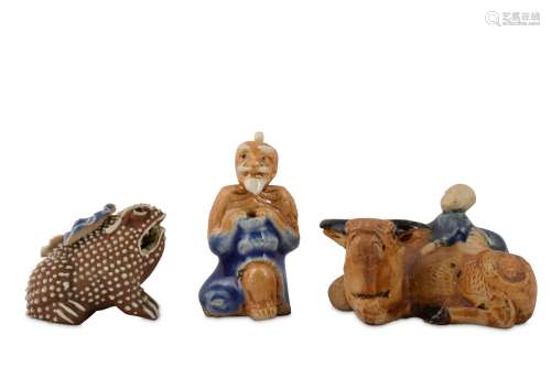 THREE SMALL CHINESE BISCUIT SHIWAN FIGURES.