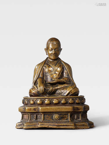 A BRASS FIGURE OF A LAMA TIBET, 13TH/14TH CENTURY