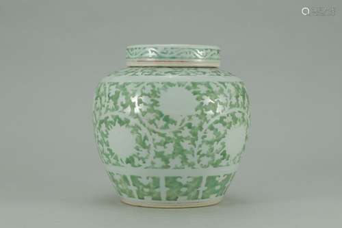 A Chinese Porcelain Green Glazed Floral Pattern Jar