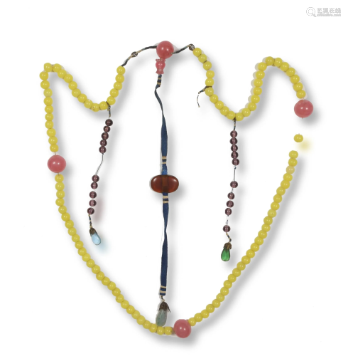 Chinese Yellow Peking Glass Court Necklace, 19th