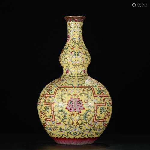 a chinese famille rose porcelain gourd vase,qianlong period