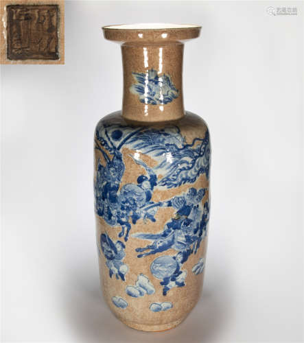 CHINESE BLUE AND WHITE PORCELAIN MALLET BOTTLE