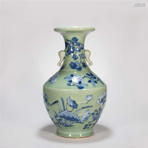 CHINESE BLUE AND WHITE PORCELAIN VASE WITH DOUBLE HANDLE