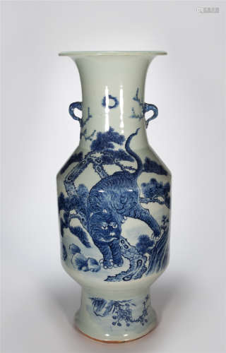 CHINESE BLUE AND WHITE PORCELAIN VASE WITH DOUBLE HANDLE