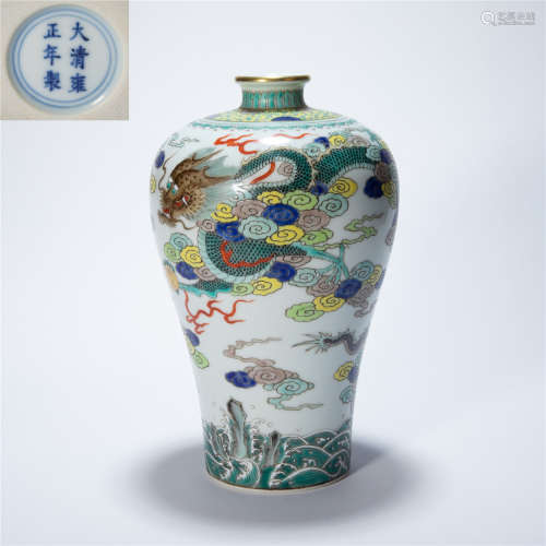CHINESE VASE WITH FAMILLE VERSE DRAGON PATTERNS