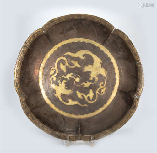 CHINESE SILVER GILT GOLD FLOWER SHAPEDE PLATE WITH GOLDEN PHOENIX PATTERN