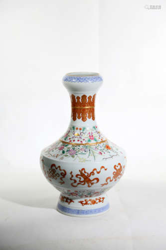 Chinese Qing Dynasty Qianlong Period Famille Rose Flower Pattern Porcelain Bottle