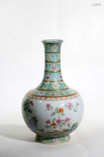 Chinese Qing Dynasty Jiaqing Period Famille Rose Flower Pattern Porcelain Bottle