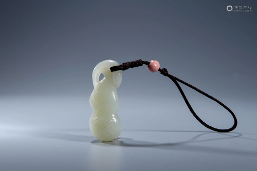 A CHINESE WHITE JADE GOURD PENDANT