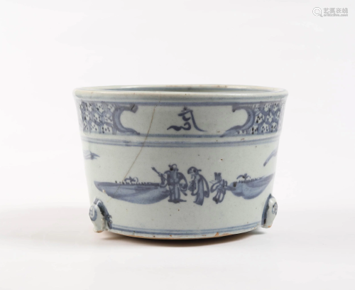 A CHINESE BLUE AND WHITE PORCELAIN THREE-LE…