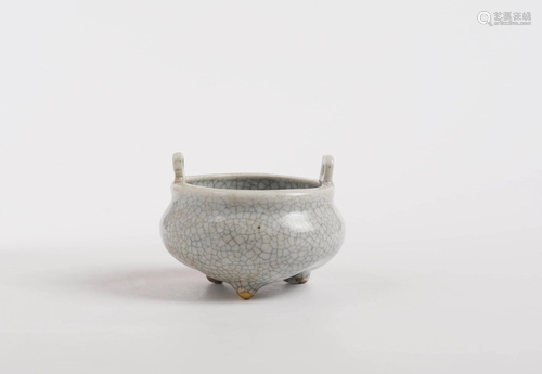 A CHINESE GE KILN PORCELAIN THREE-LEGGED I…