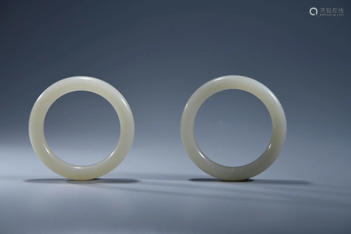 A PAIR OF CHINESE WHITE JADE BRACELET