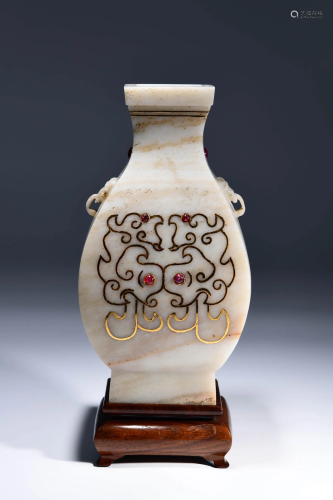A CHINESE JADE VASE ORNAMENT