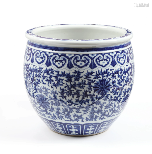 A CHINESE BLUE AND WHITE FLORAL PORCELAIN P…
