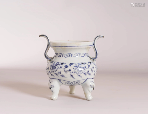 A CHINESE BLUE AND WHITE FLORAL PORCELAIN I…