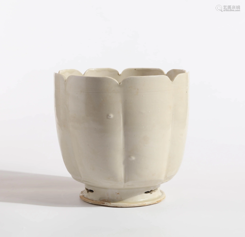 A CHINESE DING KILN PORCELAIN OCTAGONAL PO…