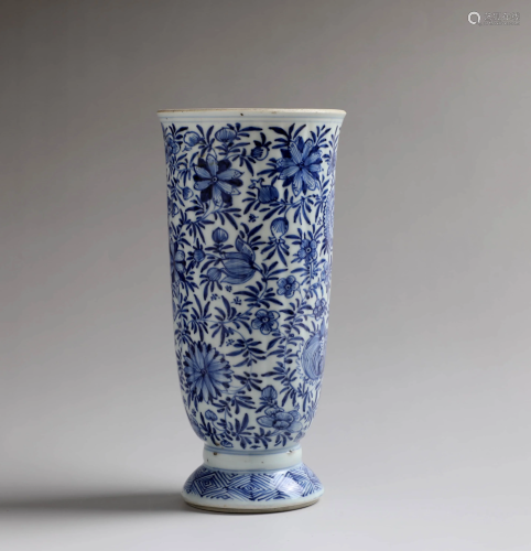 A CHINESE BLUE AND WHITE FLORAL PORCELAIN CUP