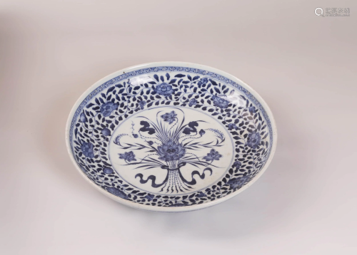 A CHINESE BLUE AND WHITE FLORAL PORCELAIN PL…