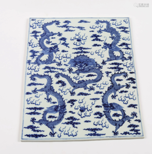 A CHINESE BLUE AND WHITE DRAGON PATTERN PO…