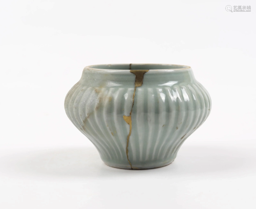 A CHINESE LONGQUAN PORCELAIN OC…