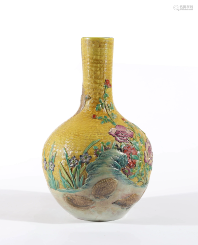 A CHINESE PAINTED PORCELAIN VASE