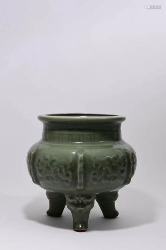 A CHINESE LONGQUAN PORCELAIN IN…