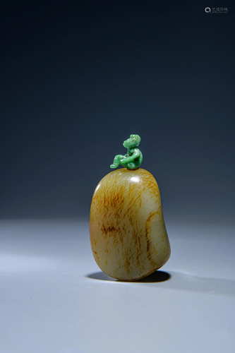 A CHINESE WHITE JADE SNUFF BOTTLE