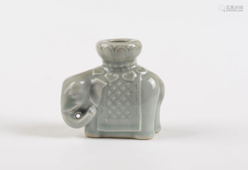 A CHINESE LONGQUAN PORCELAIN FLO…