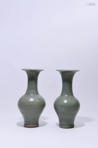A PAIR OF CHINESE LONGQUAN PORCELAIN VASE