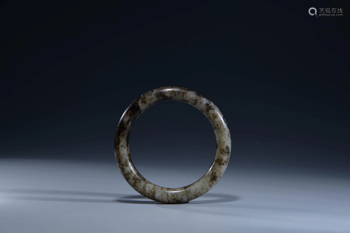 A CHINESE WHITE JADE BRACELET