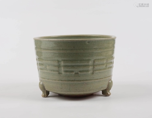 A CHINESE LONGQUAN PORCELAIN IN…