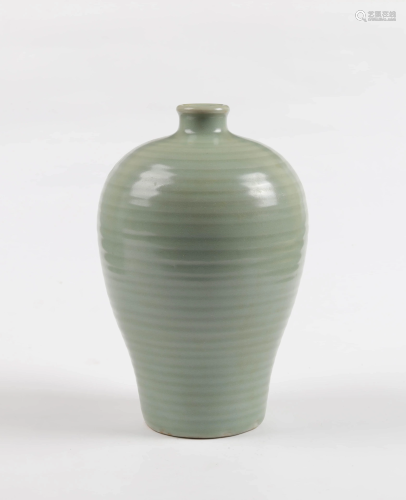 A CHINESE LONGQUAN PORCELAIN VASE