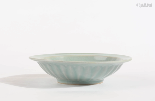 A CHINESE LONGQUAN PORCELAIN FIS…