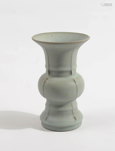 A CHINESE CELADON-GLAZED OFFICIAL KILN PORC…