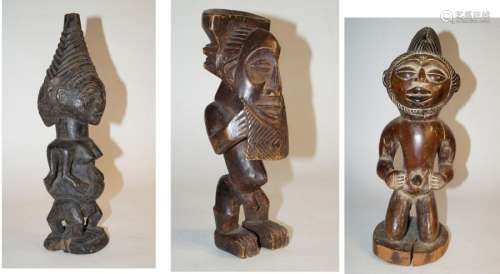 Afrika Drei Holzfigurena) Hermaphroditen Figur mit…