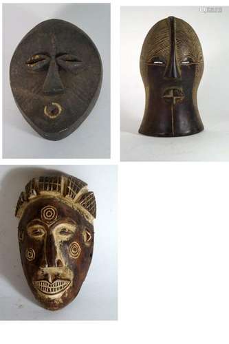 Afrika Drei dekorative MaskenHolz, diverse Stile. …