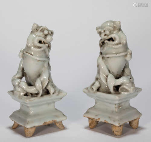 APAIR OF CHINESE ANCIENT WHITE GLAZE LIONS