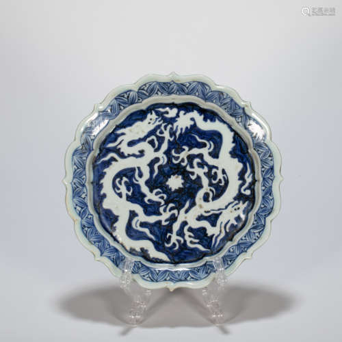 ANCIENT CHINESE BLUE AND WHITE PORCELAIN DRAGON PATTERN FLOWER SHAPED PLATE