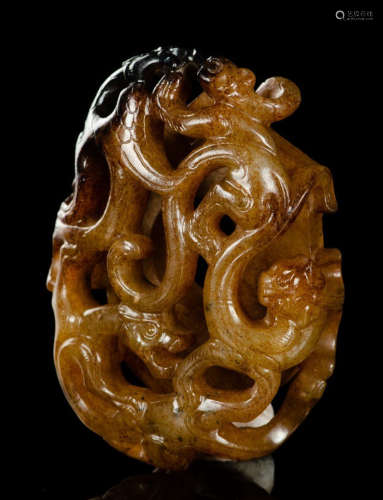 AN ANTIQUE JADE PENDANT SHAPED WITH DRAGON